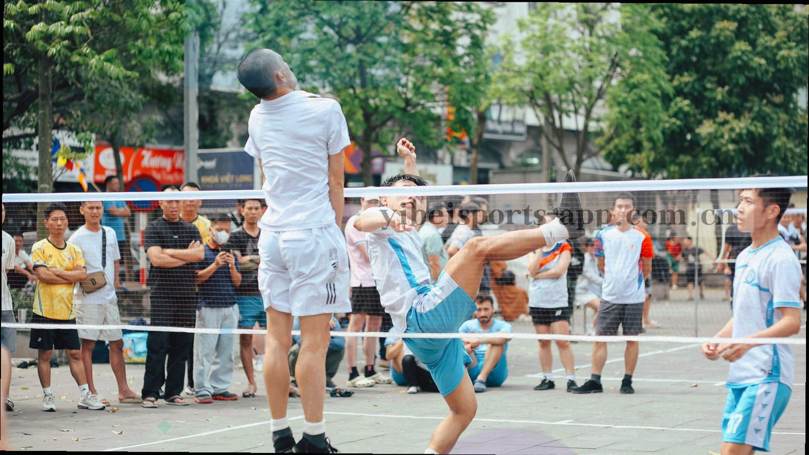 赛场俯拍视角叠加冷银数据网格与轮次数字光效